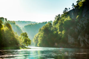 Der Donaudurchbruch Weltenburger Enge bei Kloster Weltenburg kurz nach Sonnenaufgang, Landkreis Kelheim, Bayern, Deutschland Der Donaudurchbruch Weltenburger Enge bei Kloster Weltenburg kurz nach Sonnenaufgang, Landkreis Kelheim, Bayern, Deutschland
